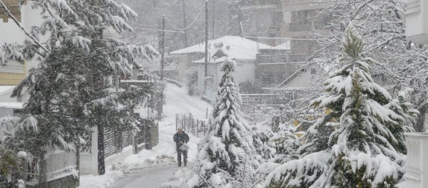 «Κόκκινη» προειδοποίηση από την ΕΜΥ για ισχυρές χιονοπτώσεις και καταιγίδες